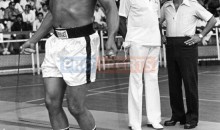 Angelo-Dundee-(righT)-speaks-to-Drew-Bundini-Brown-(centre)-while-Muhammad-Ali-Skips