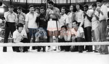 malaysian-fans--with-muhammad-ali-after-a-training-session_20100329_1705355282