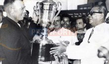 frank-phillips-1962-malayan-open-golf-champion-receiving-the-seagram-trophy-from-tengku-abdul-rahman-right-malayan-prime-minister_20100404_2027745551