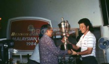 lu-chien-soon-taiwan-receiving-the-seagram-cup--after-his-victory-in-the-1984-malaysian-open-golf-championship_20100404_1830881029